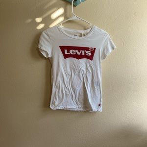 Levi’s signature white shirt with Levi’s sign